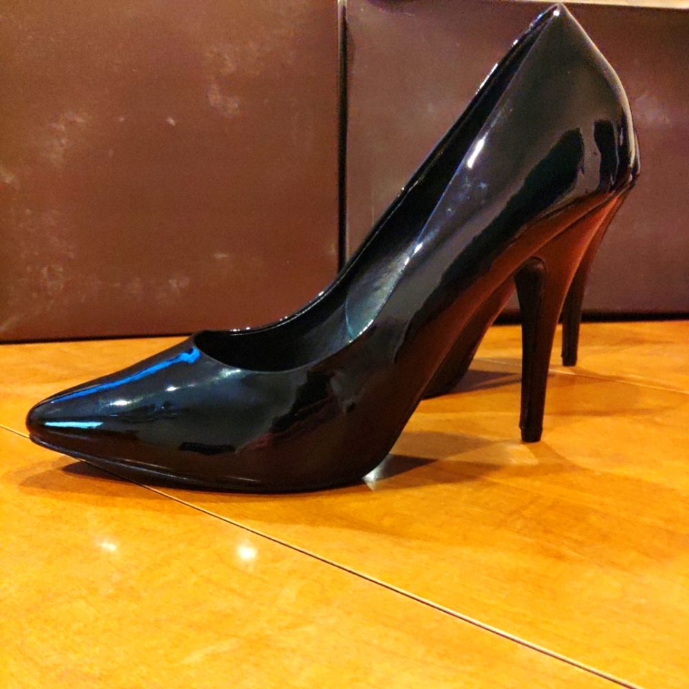 Pleaser seduce black patent heels.